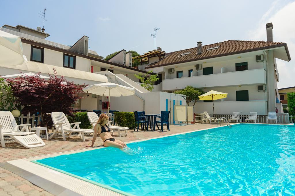 Hotel Rosa Dei Venti Lignano Sabbiadoro Exterior photo